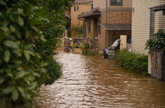川が氾濫して水害にあった住宅街