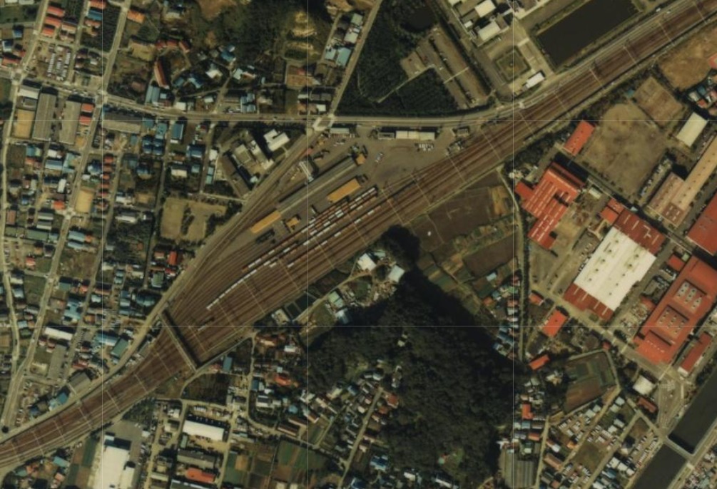 1979～1984年頃の村岡新駅周辺の航空写真