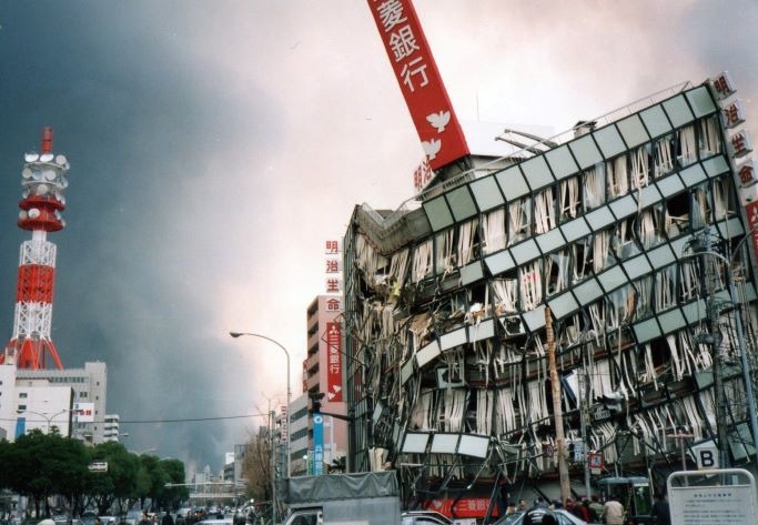 震度7の地震で倒壊したビル